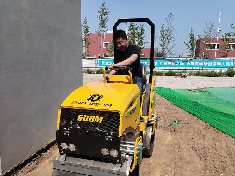 座駕振動壓路機在惡劣環(huán)境下如何工作？