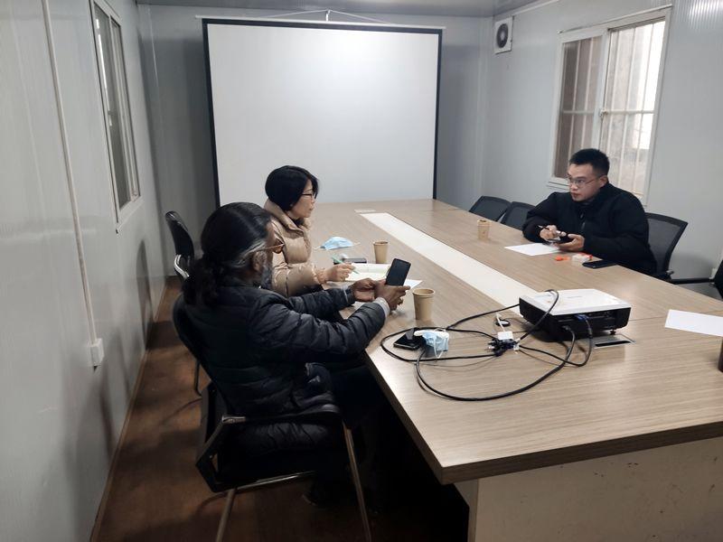 國外客戶來我廠考察，試駕奔馬小型壓路機(jī)