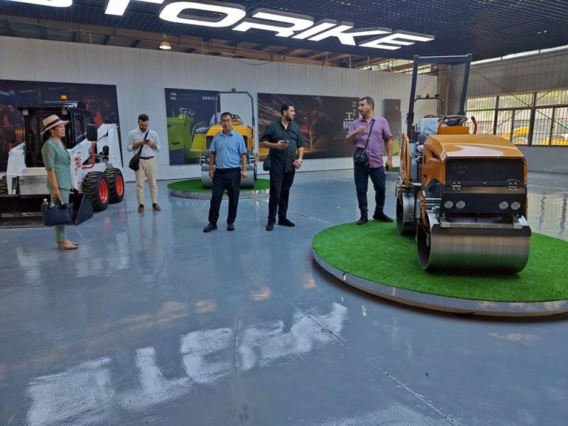 國外客戶來我廠參觀考察小型壓路機，并達成合作意向