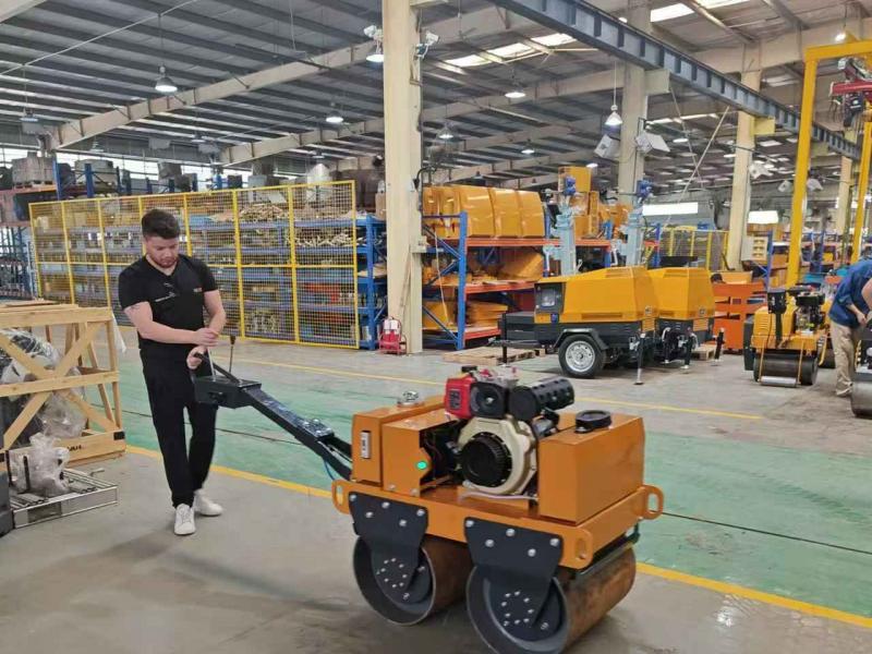 國外客戶來我廠參觀考察小型壓路機、移動照明車等產(chǎn)品
