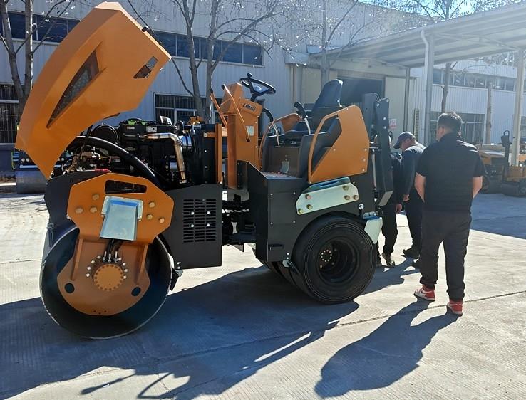 3月18日，哈薩克斯坦客戶來廠體驗(yàn)考察5噸膠輪壓路機(jī)